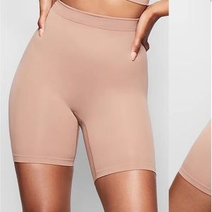 NWOT SKIMS SCULPTING SHORT MID THIGH W/ OPEN GUSSET CLAY Size MEDIUM